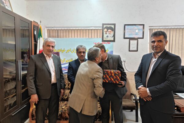 تجلیل ازوالدین جانباز در دبیرستان شاهد شهید معزی