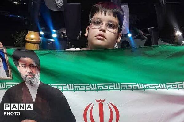 دست‌های کوچک نوآموزان در انتظار بدرقه‌ای بزرگ
