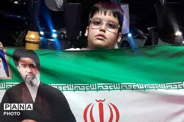 دست‌های کوچک نوآموزان در انتظار بدرقه‌ای بزرگ
