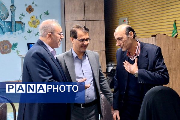 نمایشگاه پژوهش به مناسبت هفته پژوهش در دبستان حکمت نبوی ناحیه دو شهرری 