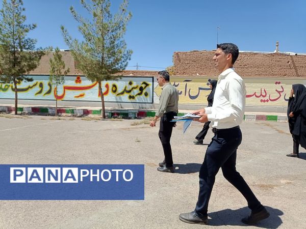 بازدید مسئولین اداره کل آموزش پرورش از وضعیت چمن دبستان شهید پسندیده فدافن