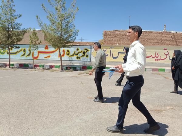 بازدید مسئولین اداره کل آموزش پرورش از وضعیت چمن دبستان شهید پسندیده فدافن