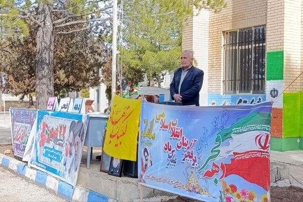 جشن انقلاب در مدرسه نخبگان عشایر 