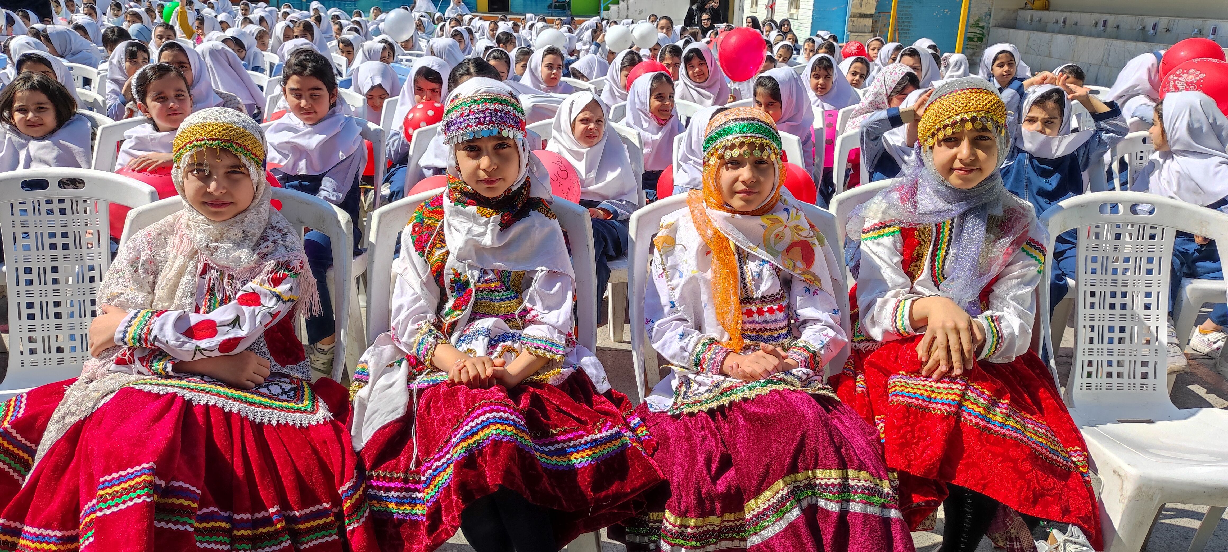 نواختن زنگ سلامت در مدرسه دخترانه ضحی ۱ شهرستان شیروان