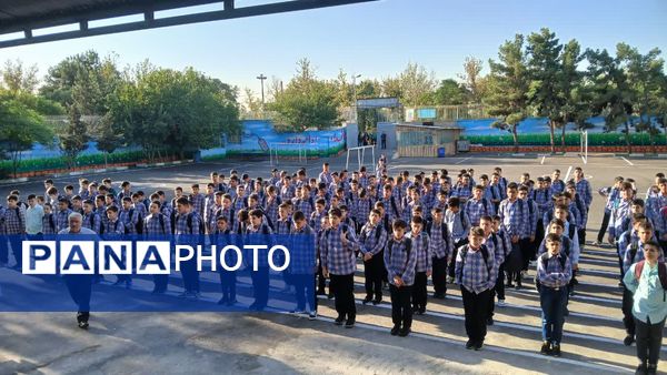 نواختن زنگ آغاز سال تحصیلی در مدرسه اندیشه شاهد منطقه ۱۶ 