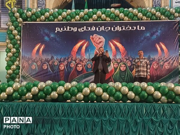 تجدید بیعت دختران وطن با آرمان‌های انقلاب در حسینیه امام