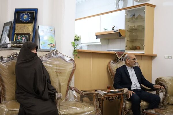 دیدار معاون سیاسی، امنیتی و اجتماعی استاندار یزد، با خانواده‌های شهدای معلم