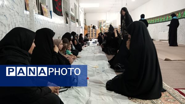 دانش‌آموزان کوهدشتی در خدمت زوار حسینی