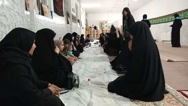 دانش‌آموزان کوهدشتی در خدمت زوار حسینی
