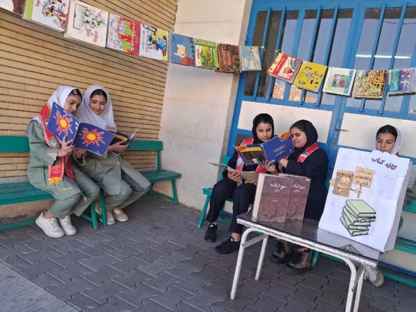 کافه کتاب دبستان سمیه مهربان