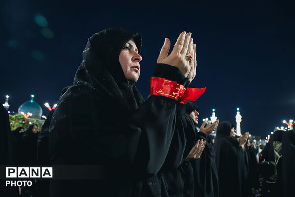 اقامه نماز بر پیکر مطهر رهبر شهید انقلاب در حرم مطهر رضوی-۲