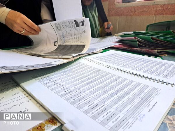 تحویل کارنامه دانش‌آموزان در مدرسه سید میرزایی