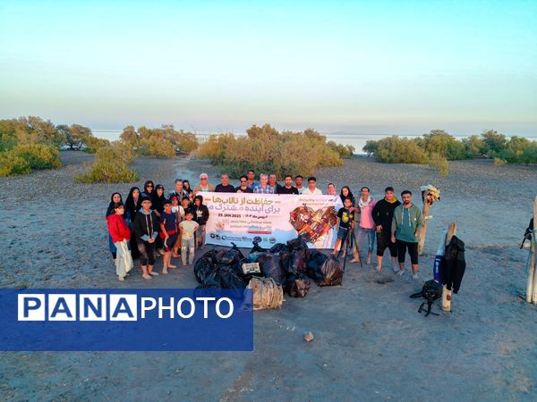 پاکسازی و کاشت نهال حرا در تالاب بندرخمیر