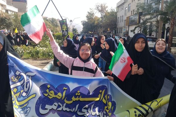 اجتماع عظیم دانش آموزان ناحیه دو شهرری به مناسبت یوم الله ۱۳ آبان در میدان نماز