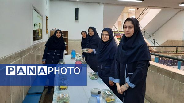 ضیافت افطاری در دبیرستان هیات امنایی فیض کاشانی