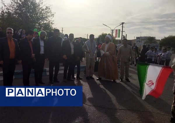 دختران آموزشگاه نوریه شهرستان جیرفت در راهپیمایی امروز