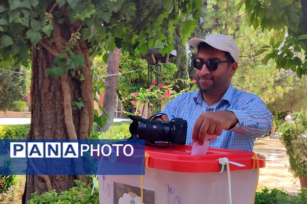 حضور پرشور مردم شیرازدرشعبه اخذ رأی حافظیه 