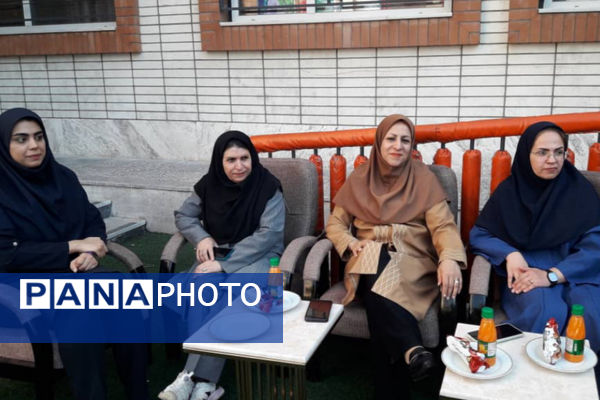 جشن شکوفه‌ها در دبستان آذر صابر ناحیه ۴ شیراز 