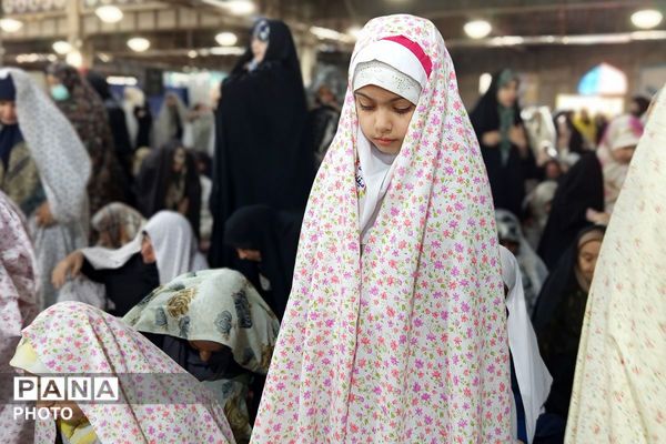 حضور پرشور فرهنگیان و دانش‌آموزان در مصلی نسیم شهر