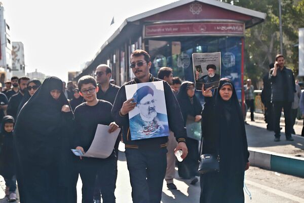 برگزاری مراسم وداع تهرانی‌ها با پیکر ابراهیم رئیسی و همراهانش