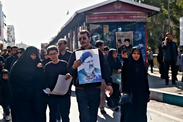 برگزاری مراسم وداع تهرانی‌ها با پیکر ابراهیم رئیسی و همراهانش