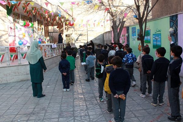 صبحگاه پرشور پاییزی در مدرسه نور ایمان بهارستان‌دو