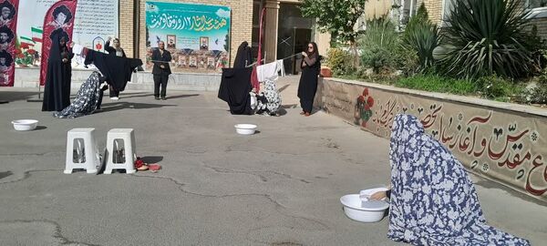 نمایش خیابانی دانش‌آموزان دختر استان البرز به مناسبت هفته دفاع مقدس 