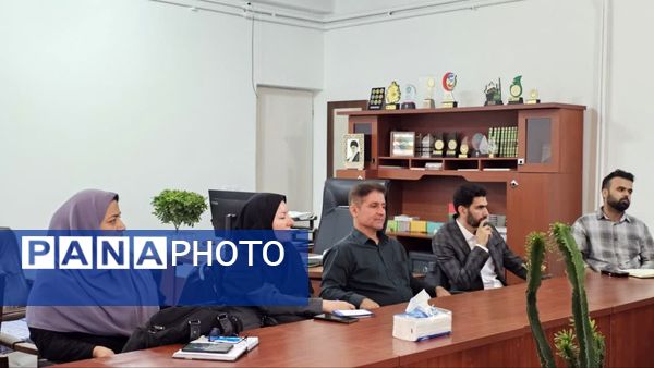 جلسه هم‌اندیشی رئیس سازمان دانش‌آموزی استان با مدیران مدرسه