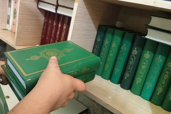 اجرای طرح غبارروبی نمازخانه مدارس در دبیرستان توحید یک شهرستان قدس