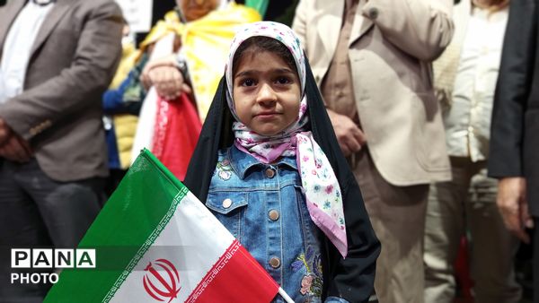 اجتماع شبانه مردم بروجرد در حمایت از همبستگی ملی