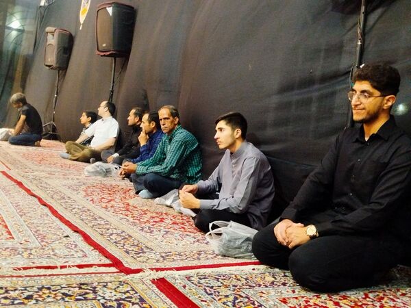 شب اول محرم، دانش‌آموزان کاشمری در هیئت انصار المهدی پرچم عشق برافراشتند