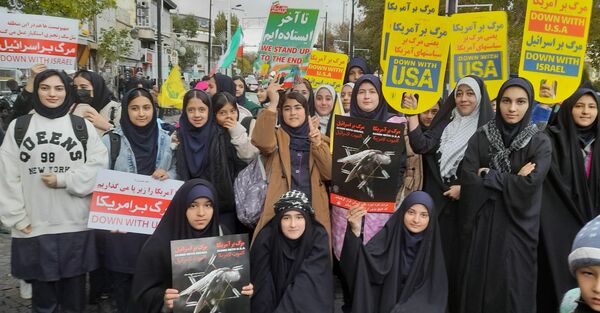 حضور دانش‌آموزان زنجانی در راهپیمایی روز ۱۳ آبان 