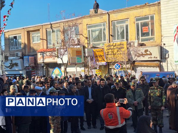 آیین گلباران تمثال امام خمینی(ره) در آغاز دهه فجر