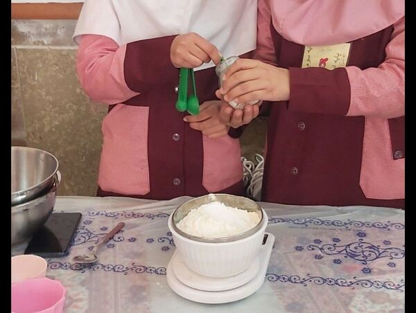 شیرینیِ دوستی اردوی دختران مهدیه در کارگاه شیرینی‌پزی کانون  امام خمینی(ره)