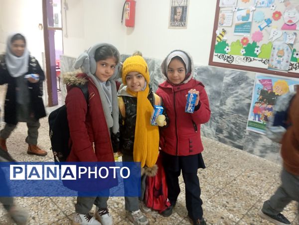 توزیع شیر در دبستان نرجس