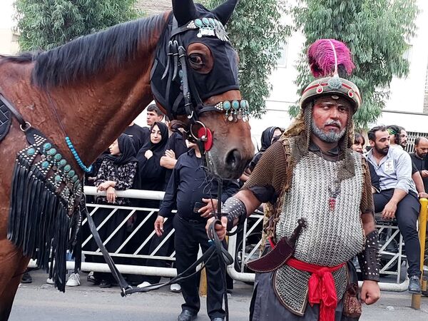 استقبال عزاداران حسینی از کاروان نمادین اسرای کربلا در قم