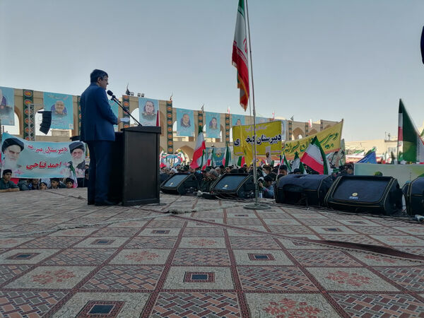 حضور دانش‌آموزان دبستان پسرانه احمد کاظمی ۱ در راهپیمایی ۱۳ آبان
