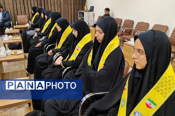 دیدار دختران دانش‌آموز سنندجی با نماینده ولی‌فقیه در کردستان 