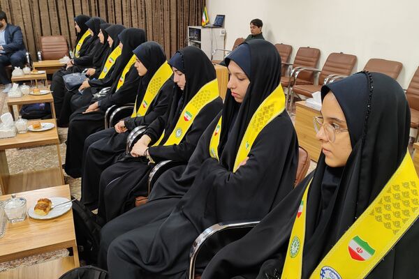 دیدار دختران دانش‌آموز سنندجی با نماینده ولی‌فقیه در کردستان 