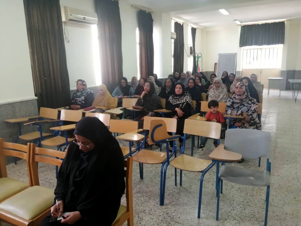 نشست مشترک اولیا مدرسه علی سایانی با مسئولان آموزش و پرورش منطقه فین