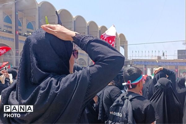جمعیت بی‌شمار در صحن‌ های مصلی؛ آخرین لحظات وداع با رهبر