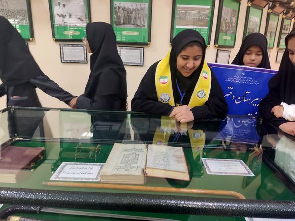 هفته کتاب خوانی در آرامگاه شهید مدرس