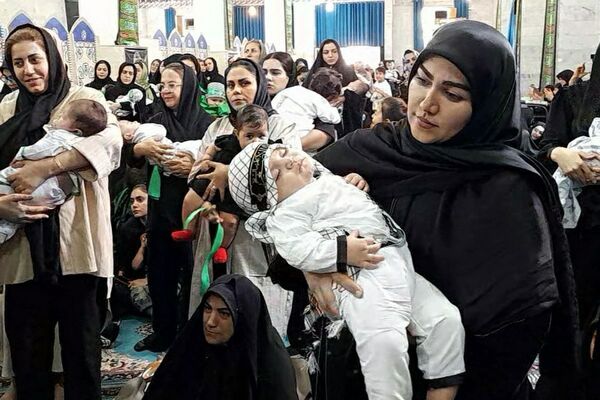 حضور خردسالان شیرخواره در مراسم گرامی داشت شهادت طفل شش ماهه امام حسین (ع)