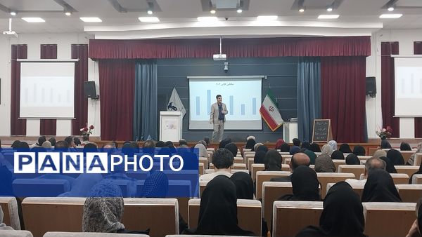 جلسه انجمن اولیا و مربیان در دبیرستان دوره دوم آرمینه مصلی نژاد