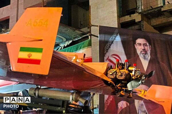 نمایش واقعی پهپادهای کرار و شاهد ۱۳۶ در اجتماع بزرگ مردمی شهرستان شیروان
