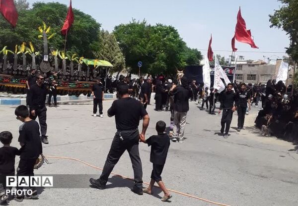 حرکت دسته‌های عزاداری در روستای فدافن همزمان با روز تاسوعای حسینی