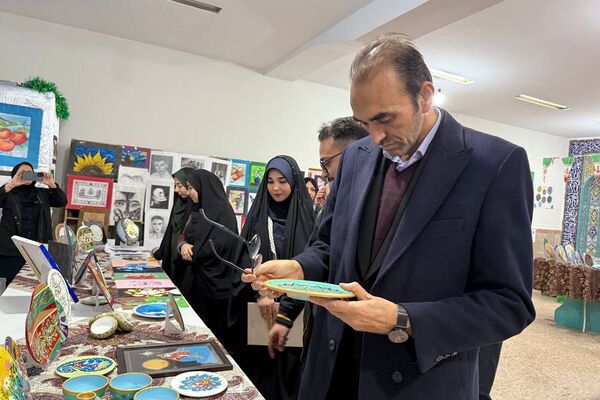 آیین افتتاحیه نمایشگاه هنری «ماها» در هنرستان شهید تاجیک بهارستان‌دو