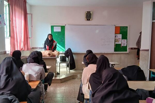 آموزش اصول ایمنی و سلامتی هنگام وقوع زلزله در دبیرستان پویش دماوند