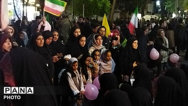 دختران نیشابوری در صف اول تجمعات-۱