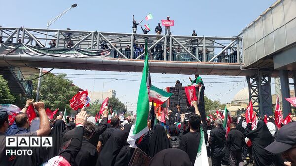 موج جمعیت در خیابان‌های تهران برای بدرقه رهبر شهید